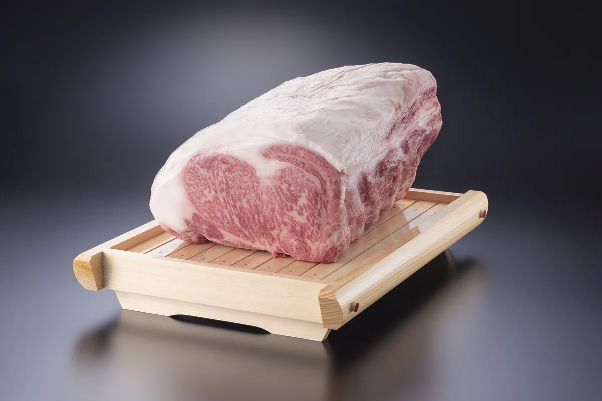 木の台に載ったサーロインのブロック
